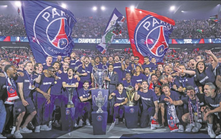El PSG presentó el trofeo de la Champions frente a un lleno Parque de los Príncipes. EFE