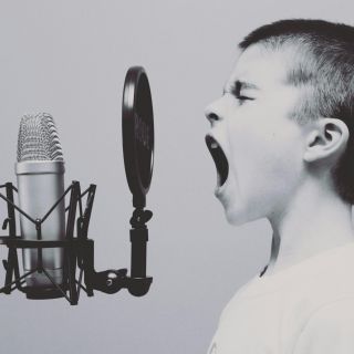 ¿Qué significa hablar solo? La psicología responde