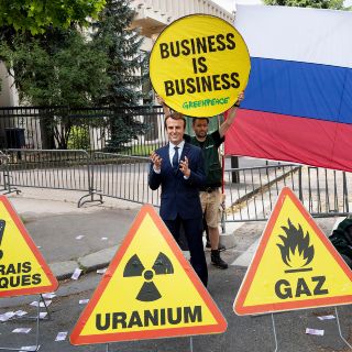 Activistas de Greenpeace roban figura de Macron para protesta