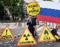 Greenpeace Francia aseguró que su acción busca denunciar cómo Francia ha aumentado sus importaciones de gas natural y de abonos químicos de Rusia en los últimos años.  EFE/Greenpeace/J. Jung