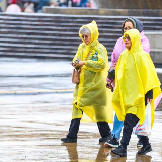 ¿Qué es mejor para la lluvia, un paraguas o un impermeable?