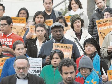 Ciudadanos marcharon a favor de los migrantes en Los Ángeles, una de las ciudades señaladas por ser santuario y no acatar las políticas de expulsión de la administración de Donald Trump. AFP