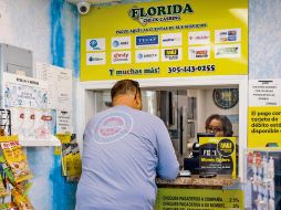 La caída en las remesas converge con las políticas migratorias de Trump y el impuesto del 3.5% aprobado recientemente en la Cámara de Representantes. AFP