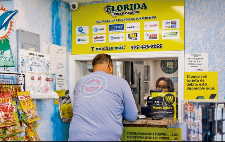 La caída en las remesas converge con las políticas migratorias de Trump y el impuesto del 3.5% aprobado recientemente en la Cámara de Representantes. AFP