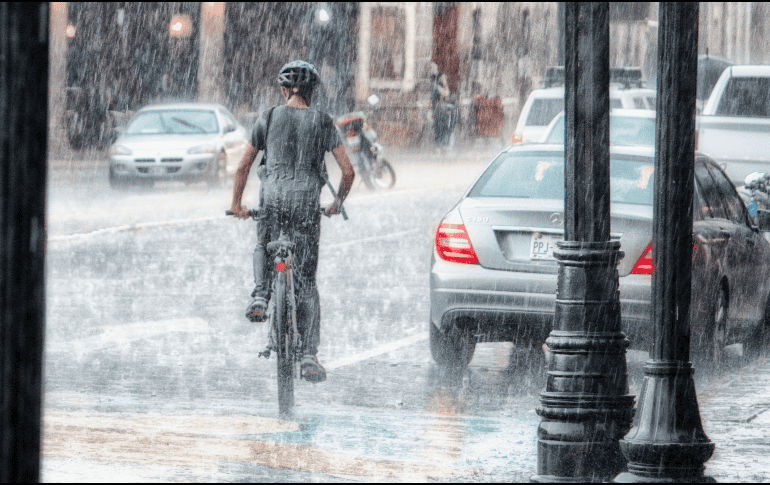 La clave está en combinar funcionalidad con estilo para que ni el aguacero pueda frenar tu bici, obvio, siempre conduce con precaución. ESPECIAL / Canva