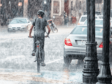 La clave está en combinar funcionalidad con estilo para que ni el aguacero pueda frenar tu bici, obvio, siempre conduce con precaución. ESPECIAL / Canva