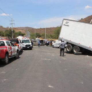 Fuerte choque en Tlajomulco deja ocho lesionados