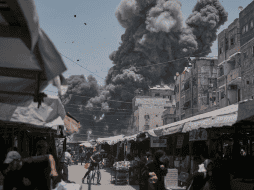 Una columna de humo se levanta en el cielo luego de un ataque israelí, el 1 de junio de 2025, en Ciudad de Gaza. AP /Jehad Alshrafi