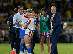 Los jugadores de Paraguay y el DT Gustavo Alfaro al final del partido contra Colombia por las eliminatorias del Mundial 2026. AP / F. Vergara