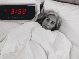 Según cuál sea la causa del insomnio, una derivación a un profesional de la salud mental puede ser de ayuda para algunas personas. ESPECIAL / CANVA