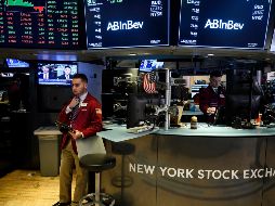 Así, al cerrar la Bolsa, el Dow Jones de Industriales cayó 0.22 %, para situarse en 42 mil 427 puntos, mientras que el tecnológico Nasdaq subía un 0.32 %, hasta 19.460 enteros y el selectivo S&P 500 registraba unas ganancias de un 0.01 %, hasta 5.970 unidades. AFP / ARCHIVO