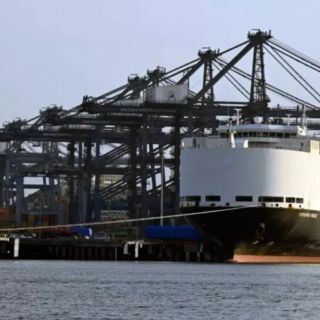 Se incendia buque con autos chinos que venía a México