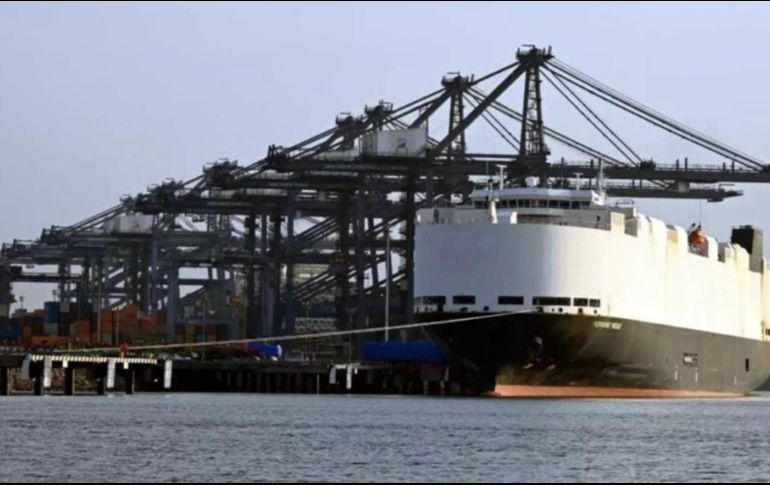 Los 22 miembros de la tripulación intentaron controlar las llamas pero al no conseguirlo, abandonaron la embarcación en un bote salvavidas y trasladados a un buque mercante cercano. AFP / ARCHIVO