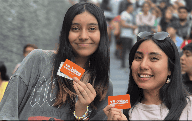 Dos de las beneficiarias quienes este miércoles recibieron su tarjeta fueron Jay Ramírez y Sofía Sánchez.