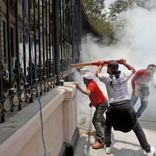 Irrumpen maestros disidentes en la sede de Gobernación; autoridades llaman al diálogo