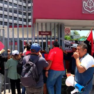 Con "portazo", maestros de la CNTE buscan ingresar a las oficinas del ISSSTE