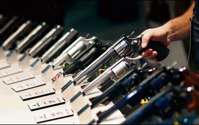 Buena parte del armamento decomisado al crimen organizado en México proviene de Estados Unidos, donde su compra es legal y su regulación varía según cada Estado. AP/J. Locher
