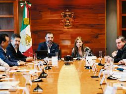 Raúl Revuelta Musalem (GAP), Juan Carlos Flores Miramontes (secretario de Educación), Gerardo Quirino Velázquez, Karla Planter y César Barba (secretario general de la UdeG). ESPECIAL