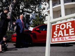 Donald Trump estaría buscando desacerse del Tesla que compró a Musk en marzo; incluso podría regalarlo. EFE / ARCHIVO