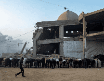 Personas rezan durante el Eid al-Adha afuera de una mezquita destruida en Gaza. EFE / Haitham Imad