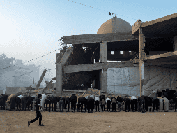 Personas rezan durante el Eid al-Adha afuera de una mezquita destruida en Gaza. EFE / Haitham Imad