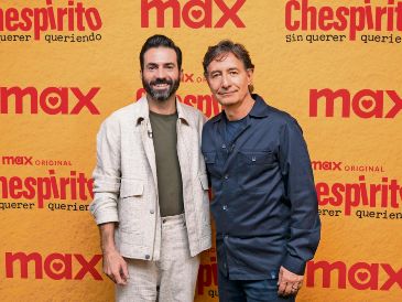 Pablo Cruz, quien da vida a Roberto Gómez Bolaños, posa junto al productor de la serie, Roberto Gómez Fernández. CORTESÍA