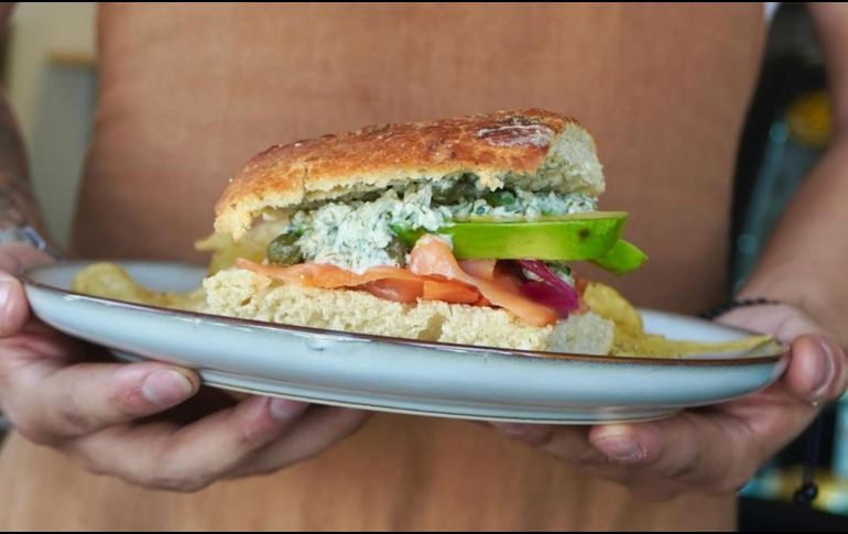 La charcutería también ofrece sándwiches a sus clientes. INSTAGRAM/@guatoahumados