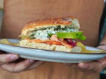 La charcutería también ofrece sándwiches a sus clientes. INSTAGRAM/@guatoahumados