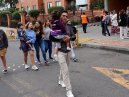 Personas salen de sus apartamentos tras un sismo de magnitud 6.5 este domingo, en Bogotá (Colombia). EFE/M. Dueñas Castañeda