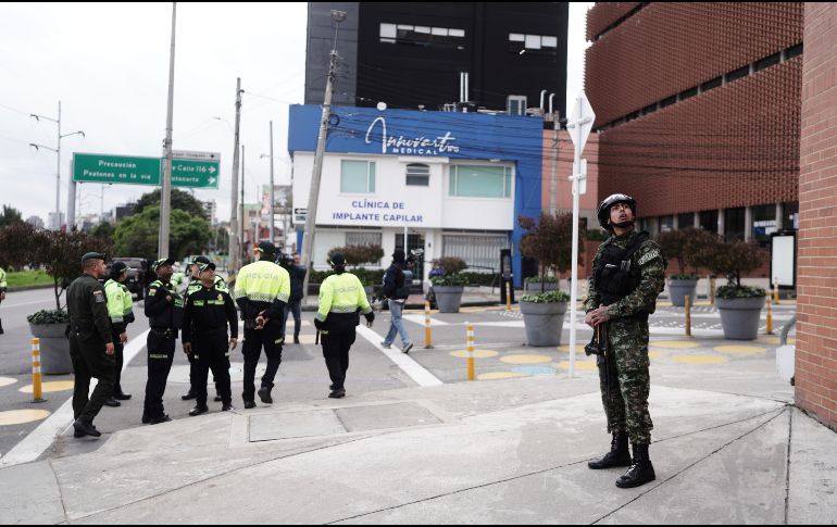 Un soldado que custodia la clínica donde el senador colombiano Miguel Uribe Turbay recibe atención médica tras un intento de asesinato. AP