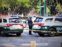 De acuerdo con los reportes preliminares, existen dos hipótesis sobre lo ocurrido: una sostiene que la víctima se precipitó debido a un frenado repentino del vehículo, mientras que otra indica que, después de la caída, fue atropellado por una segunda unidad presuntamente involucrada en una competencia entre choferes.  X/MrElDiablo8