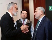 Salvador Caro Cabrera se ha desempeñado como diputado federal y local. En la imagen, dialoga con el senador Adán Augusto López, quien lo impulsó en el nuevo cargo. ESPECIAL