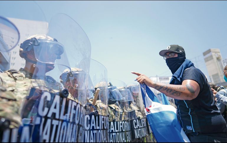 La intensidad de las protestas requirió de medidas duras de Donald Trump. AP