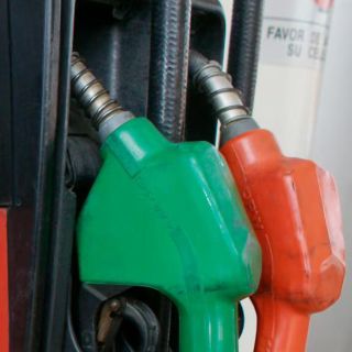 ¿Por qué no se recomienda cargar gasolina cuando el tanque está casi vacío?