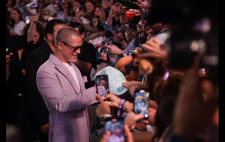 Durante el evento, Pitt, sonriente, saludó al público, firmó autógrafos y se tomó fotografías con los asistentes, además de atender a la prensa.