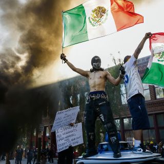 Manifestante con bandera mexicana se vuelve viral
