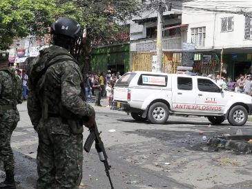 De forma paralela fue activado otro artefacto en la estación de policía del barrio Manuela Beltrán. EFE/ C. ORTEGA