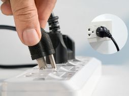 Aunque una chispa ocasional y leve puede ser inofensiva, también puede ser una advertencia temprana de un problema eléctrico más grave. CANVA