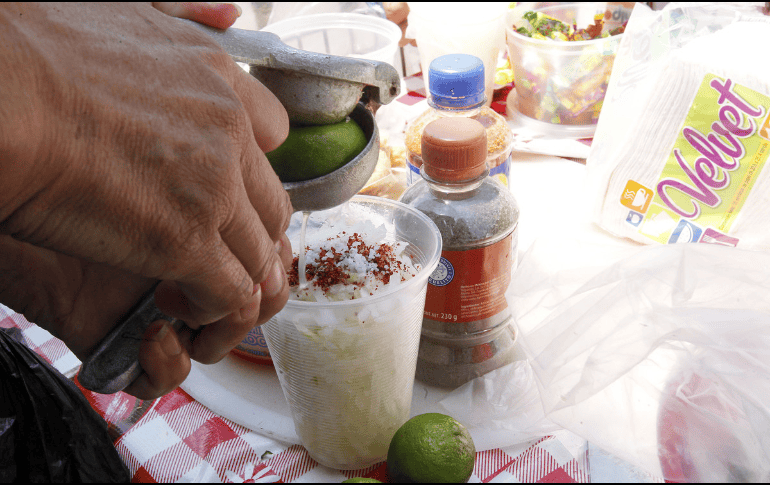 Si bien la fruta picada parece ser una alternativa rápida de consumo, es importante tener precaución porque ha sido manipulada previamente. EL INFORMADOR/ARCHIVO