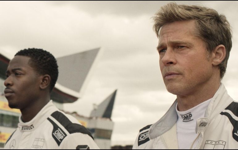 Protagonizada por Brad Pitt (der) y Damson Idris (izq), y con el apoyo oficial de la F1, la película tuvo como motivación principal recrear con la mayor fidelidad posible lo que ocurre en ese universo acelerado de las pistas de carreras. CORTESÍA / Warner