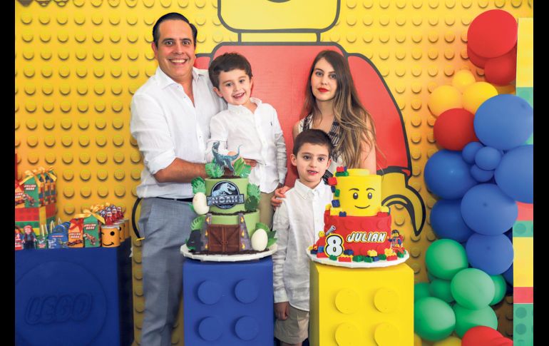 Juan Antonio Olguín, Julián y Noah Olguín Arellano con Alejandra Arellano. GENTE BIEN JALISCO / C. Jimeno