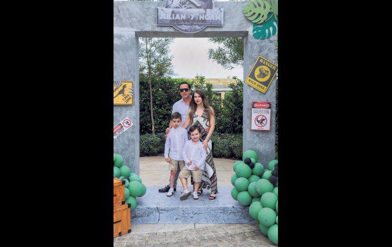 Juan Antonio Olguín, Julián y Noah Olguín Arellano con Alejandra Arellano. GENTE BIEN JALISCO / C. Jimeno