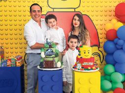 Juan Antonio Olguín, Julián y Noah Olguín Arellano con Alejandra Arellano. GENTE BIEN JALISCO / C. Jimeno