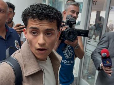 El exfutbolista del PSV viajó para reportarse con el equipo después de terminar su vínculo con el conjunto neerlandés. EL INFORMADOR.