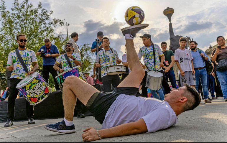 Decenas de personas se dieron cita al evento en la explanada de la Estación Zapopan Centro del Tren Ligero. Se alistan para el Mundial. ESPECIAL