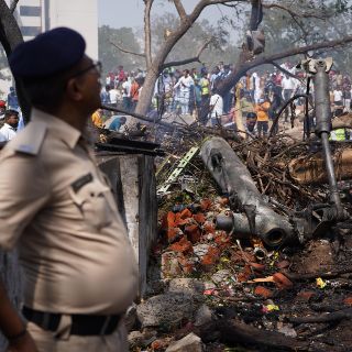 Sin rastro de sobrevivientes hasta el momento en avión accidentado en India