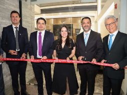 Luis Alberto García, Ricardo García, Johana J. Garnica, Manuel Solano y Jorge Jiménez en el corte de listón del nuevo Instituto Oncológico Nacional en Colomos Providencia. GENTE BIEN JALISCO / A. Martínez