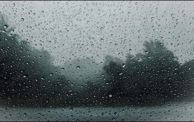 La tormenta provocó caída de varios árboles, inundaciones en Plaza del Sol, vehículos arrastrados, semáforos sin funcionar y anuncios espectaculares a punto de caer. Unsplash.