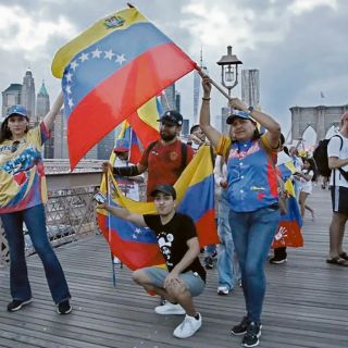 Revocan permisos a cientos de miles de inmigrantes