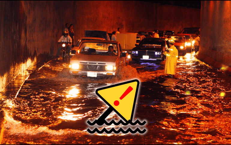 Especialmente debe restringirse, de inmediato, la circulación en los pasos a desnivel de 8 de Julio y Washington y el de Niños Héroes e Inglaterra. EL INFORMADOR / ARCHIVO